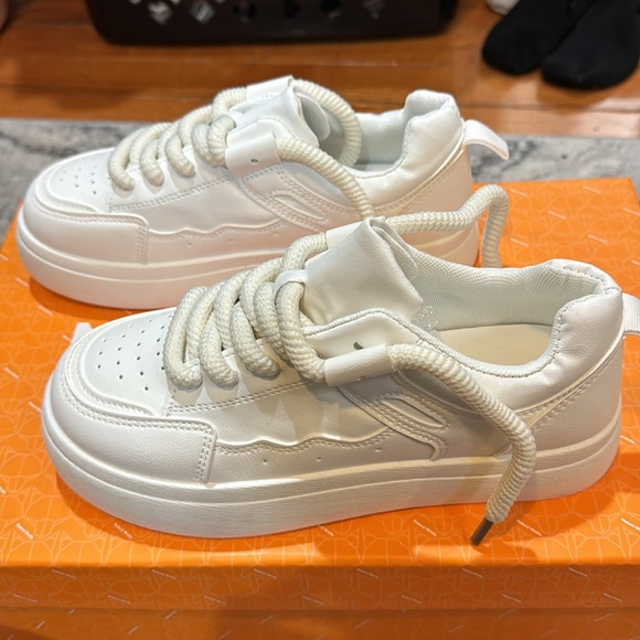 WHITE THICK LACE SNEAKERS - Picture 2 of 4